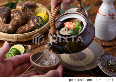 秋季名貴食材土倉蒸松茸 108298471