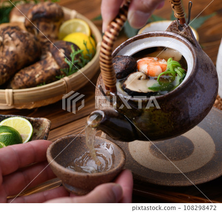 秋季名貴食材土倉蒸松茸 秋季名貴食材土倉蒸松茸 108298472
