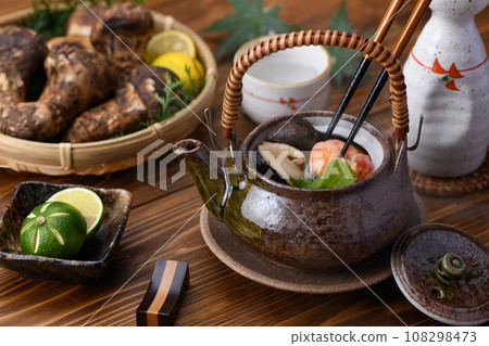 秋季名貴食材土倉蒸松茸 108298473