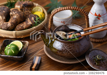 秋季名貴食材土倉蒸松茸 秋季名貴食材土倉蒸松茸 108298476