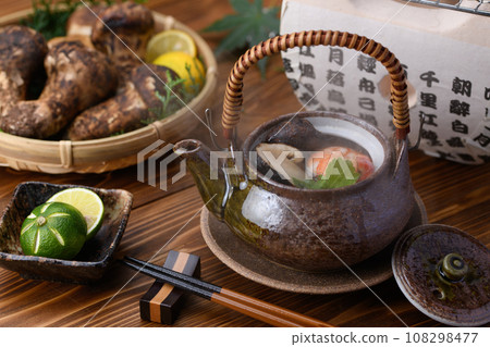 Taste of Autumn Luxury Ingredients Matsutake Mushrooms Steamed in a Clay Pot 108298477