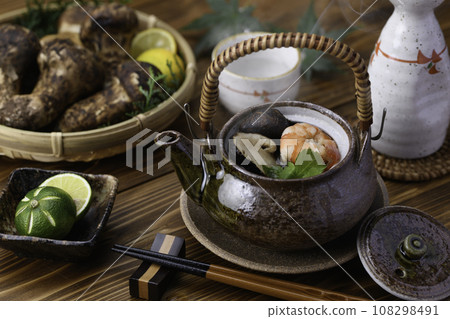 Taste of Autumn Luxury Ingredients Matsutake Mushrooms Steamed in a Clay Pot Taste of Autumn Luxury Ingredients Matsutake Mushrooms Steamed in a Clay Pot 108298491