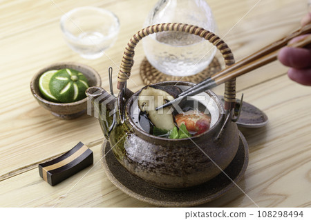 秋季名貴食材土倉蒸松茸 108298494