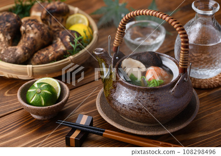 秋季名貴食材土倉蒸松茸 108298496