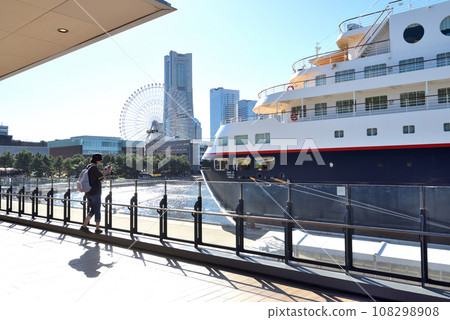 一名婦女拍攝停泊在橫濱新港的日本丸號的照片。 108298908
