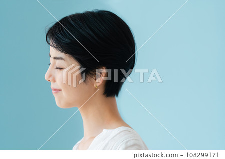 被風吹過的女人的側影 108299171