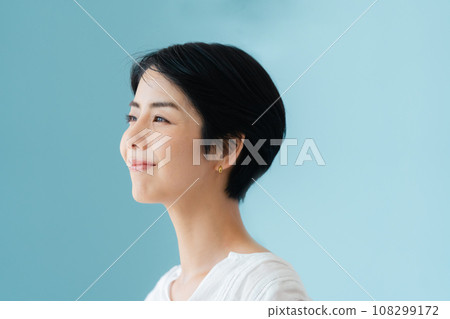 被風吹過的女人的側影 108299172