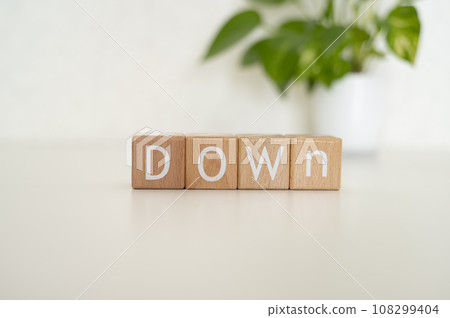 由積木製成的字母 DOWN 108299404