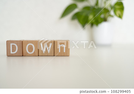 由積木製成的字母 DOWN 由積木製成的字母 DOWN 108299405