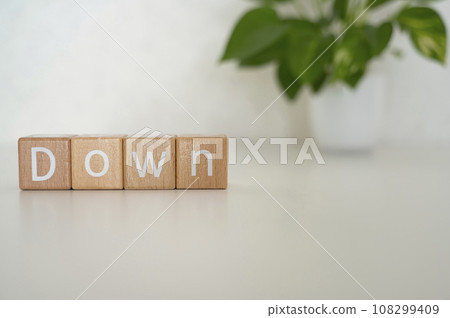 由積木製成的字母 DOWN 108299409