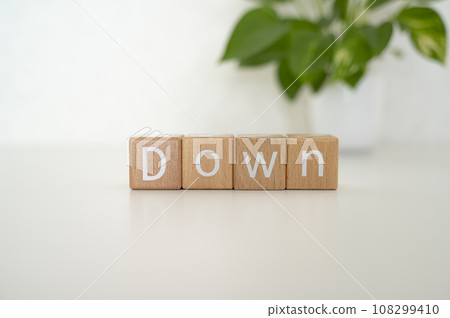 由積木製成的字母 DOWN 108299410
