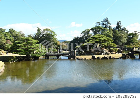 Blue sky and Japanese garden 108299752