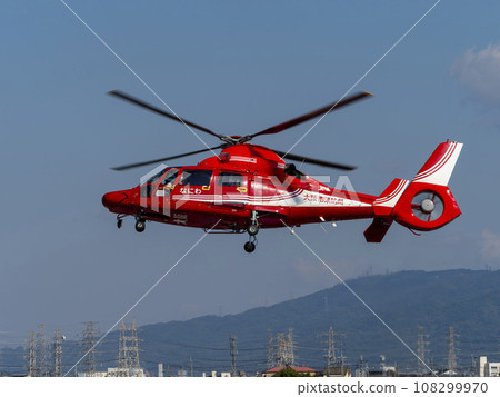 大阪市消防局的消防直升機「浪速」準備降落在機場。 108299970