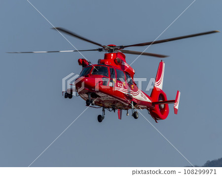 大阪市消防局的消防直升機「浪速」準備降落在機場。 108299971