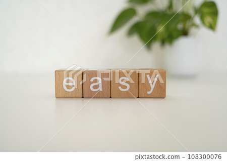 由積木製成的字母 EASY 108300076