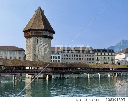 瑞士,盧塞恩,羅伊斯河上的卡貝爾橋,中世紀的瞭望塔,美麗的城市景觀 瑞士,盧塞恩,羅伊斯河上的卡貝爾橋,中世紀的瞭望塔,美麗的城市景觀 108301895