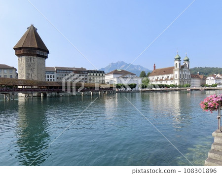 瑞士,盧塞恩,羅伊斯河上的卡貝爾橋,中世紀的瞭望塔,美麗的城市景觀 瑞士,盧塞恩,羅伊斯河上的卡貝爾橋,中世紀的瞭望塔,美麗的城市景觀 108301896