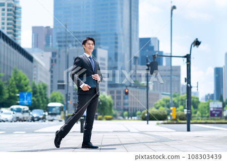在辦公區工作的管理職位的中年商人 108303439