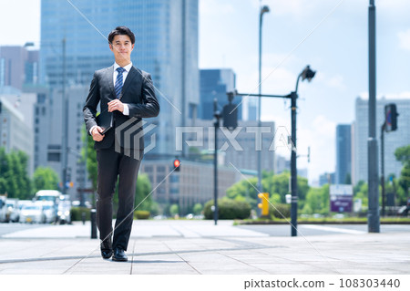 在辦公區工作的管理職位的中年商人 108303440
