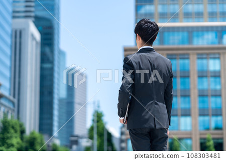 在辦公區工作的管理職位的中年商人 在辦公區工作的管理職位的中年商人 108303481