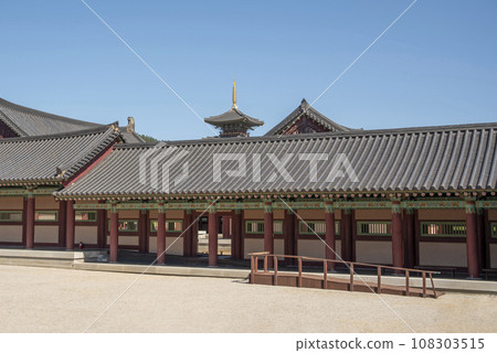 韓國古老的宮殿在藍天的襯托下閃閃發光 韓國古老的宮殿在藍天的襯托下閃閃發光 108303515
