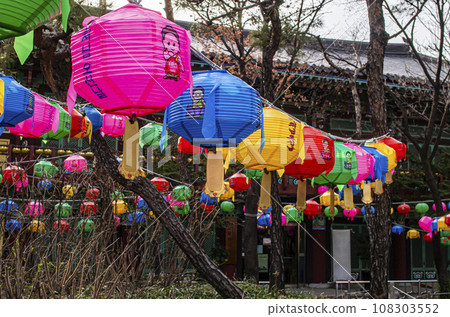 色彩繽紛的寺廟燈籠 色彩繽紛的寺廟燈籠 108303552