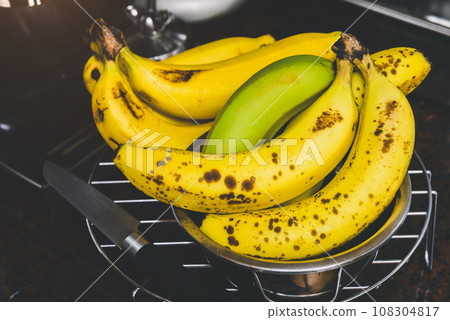 Ripe bananas are waiting to be cooked in the kitchen 108304817