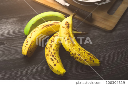 Ripe bananas are waiting to be cooked in the kitchen 108304819