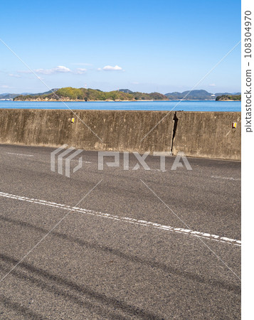 崎島海濱道路（廣島縣道361號崎島線）。 （垂直構圖） 108304970