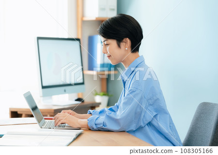 在電腦前工作的女人 108305166