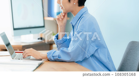 在電腦前工作的女人 108305168