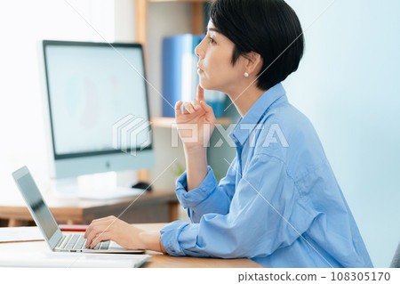 在電腦前工作的女人 108305170