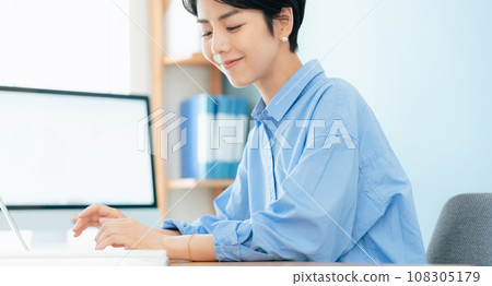 woman working at a computer 108305179