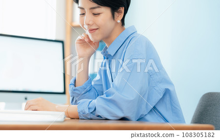 在電腦前工作的女人 108305182