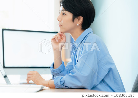 在電腦前工作的女人 108305185