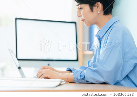 在電腦前工作的女人 108305188