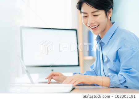 在電腦前工作的女人 108305191