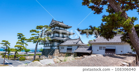 Takamatsu Castle’s moon viewing turret overlooking the Seto Inland Sea (Takamatsu City, Kagawa Prefecture) 108306040