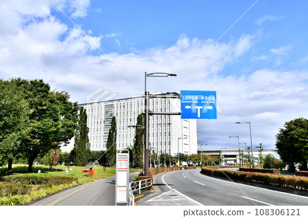 Looking towards Tokyo District Court Tachikawa Branch from near Tachikawa City Self-governing College and National Institute for Japanese Language and Linguistics [2020.10] 108306121