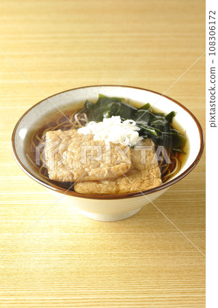 熱狐蕎麥麵配兩塊炸豆腐、裙帶菜和蔥。 108306172