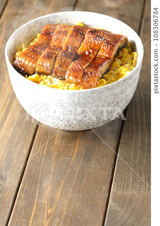Piping hot rice bowl with kinshi omelet and grilled eel 108306784