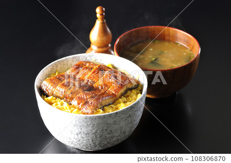 熱騰騰的金子煎蛋捲和蒲燒鰻魚以及熱騰騰的味噌湯 108306870