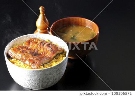 熱騰騰的金子煎蛋捲和蒲燒鰻魚以及熱騰騰的味噌湯 108306871