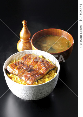 熱騰騰的金子煎蛋捲和蒲燒鰻魚以及熱騰騰的味噌湯 108306874