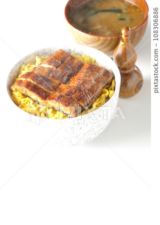 熱騰騰的金子煎蛋捲和蒲燒鰻魚以及熱騰騰的味噌湯 108306886