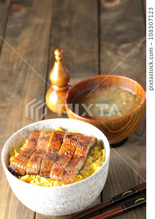 Piping hot bowl of kinshi omelet and kabayaki eel and piping hot miso soup 108307123