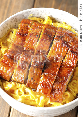 鳥瞰熱氣騰騰的金絲煎蛋捲和蒲燒鰻魚 108307134