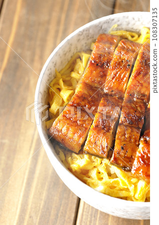 鳥瞰熱氣騰騰的金絲煎蛋捲和蒲燒鰻魚 108307135