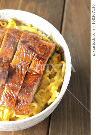 鳥瞰熱氣騰騰的金絲煎蛋捲和蒲燒鰻魚 108307136