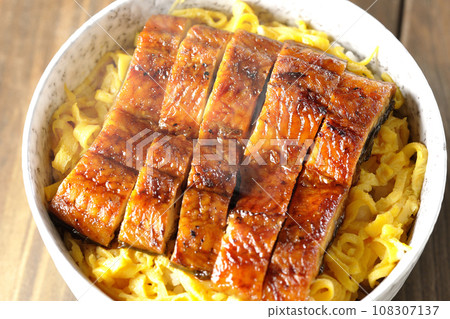 鳥瞰熱氣騰騰的金絲煎蛋捲和蒲燒鰻魚 108307137